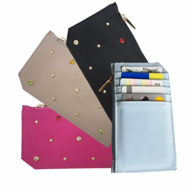 ビジューがポイントのシックなカード収納ケース