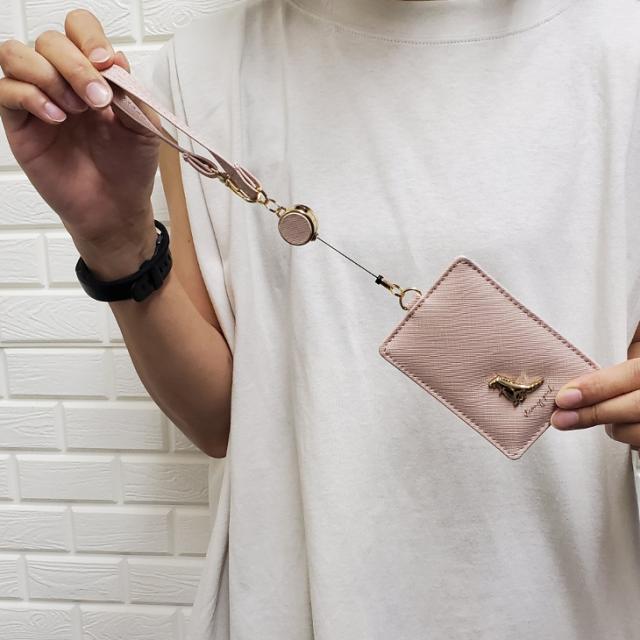 立体的なきょうりゅうのゴールドプレートが可愛いリール付きパスケース定期入れかわいい可愛いレディースパスケースリール付き伸びるリール合皮恐竜ダイナソー動物アニマル