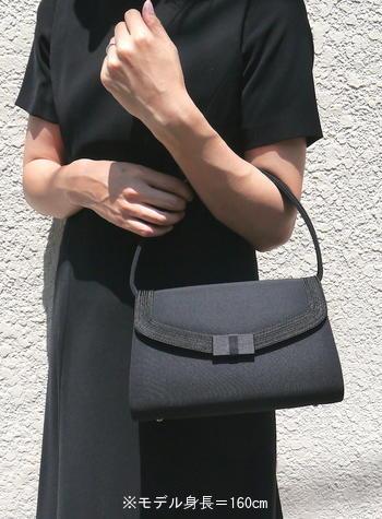 コロンとした丸いフォルムとリボンがおしゃれ可愛い底鋲付きブラックフォーマルバッグ