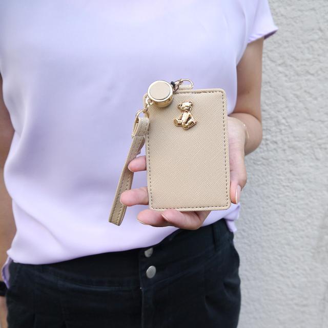 【メール便なら送料無料】 立体的なテディベアのゴールドプレートが可愛い リール付きパスケースパスケース/定期入れ/パスケース/