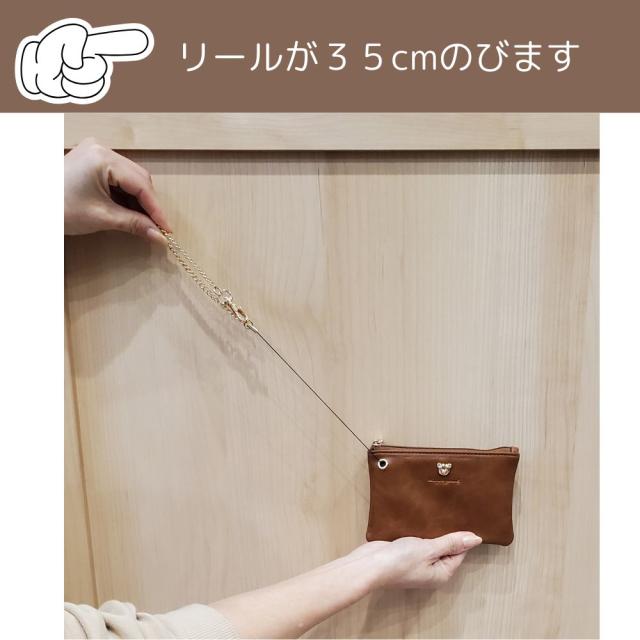 ころんとしたクマブローチが可愛いシンプルなデザインのリール付き合皮パスケース