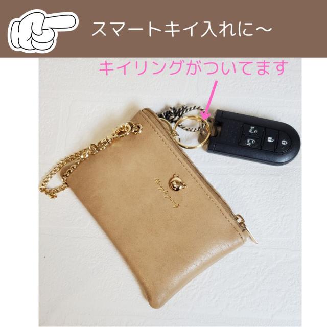 ころんとしたクマブローチが可愛いシンプルなデザインのリール付き合皮パスケース