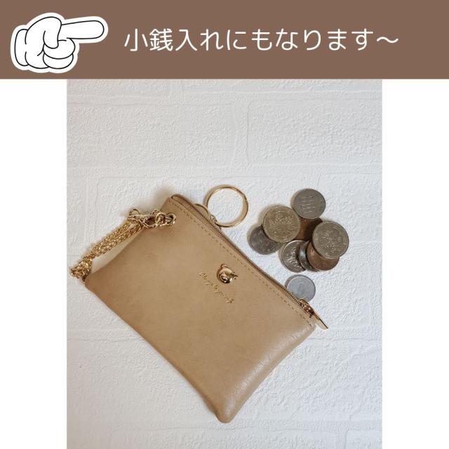 ころんとしたクマブローチが可愛いシンプルなデザインのリール付き合皮パスケース