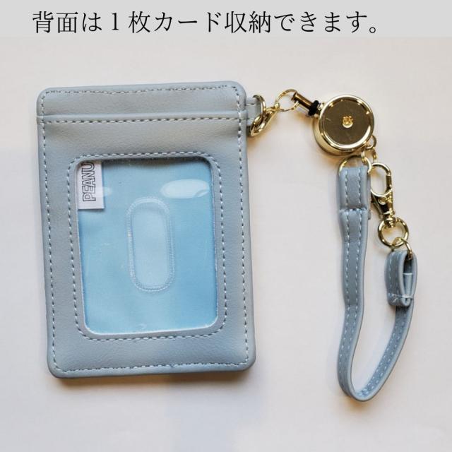 スヌーピーロゴの凹凸加工が大人可愛いリール付パスケース