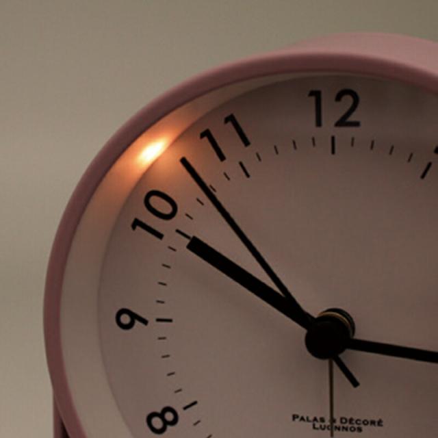 置き時計 置時計 アラーム 目覚まし時計 卓上 おしゃれ オシャレ 小さい アナログ シンプル 寝室 子ども部屋 書斎 かわいい ナチュラル スイープムーブメント ナイトライト くすみカラー グレー グリーン ホワイト 