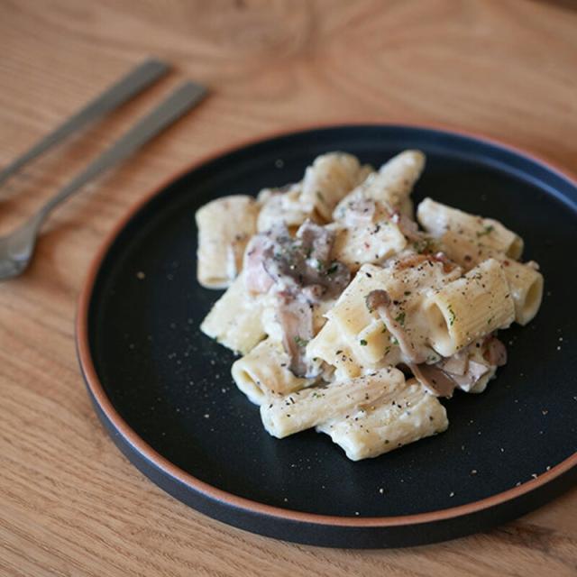 丸皿 皿 おしゃれ ミニ プレート お皿 Sサイズ 16cm マット ブラック ホワイト グレー 黒 白 ナチュラル アクシス AXCIS 陶器 日本製 器 取り皿 食器 お食い初め モダン シック ピュア フラットプレートM 耐熱 無地 食器 電子レンジ可 食洗機対応