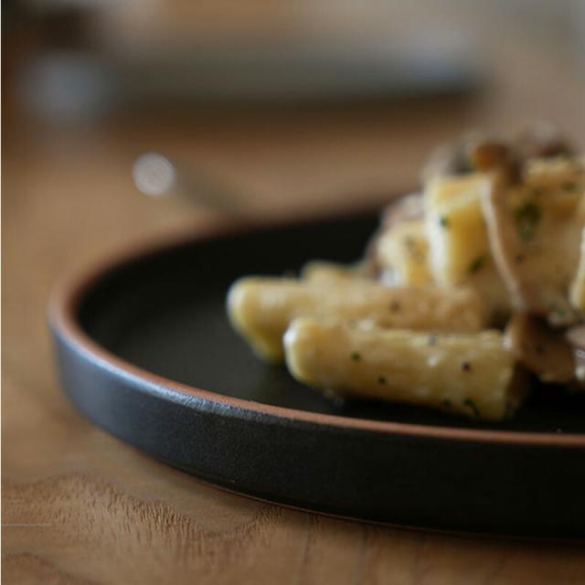 丸皿 皿 おしゃれ ミニ プレート お皿 Sサイズ 16cm マット ブラック ホワイト グレー 黒 白 ナチュラル アクシス AXCIS 陶器 日本製 器 取り皿 食器 お食い初め モダン シック ピュア フラットプレートM 耐熱 無地 食器 電子レンジ可 食洗機対応