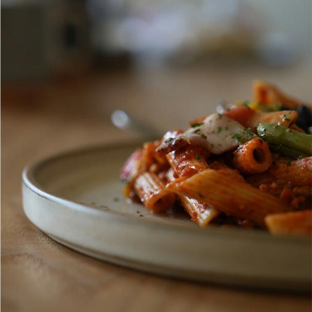 丸皿 皿 おしゃれ ミニ プレート お皿 Sサイズ 16cm マット ブラック ホワイト グレー 黒 白 ナチュラル アクシス AXCIS 陶器 日本製 器 取り皿 食器 お食い初め モダン シック ピュア フラットプレートM 耐熱 無地 食器 電子レンジ可 食洗機対応