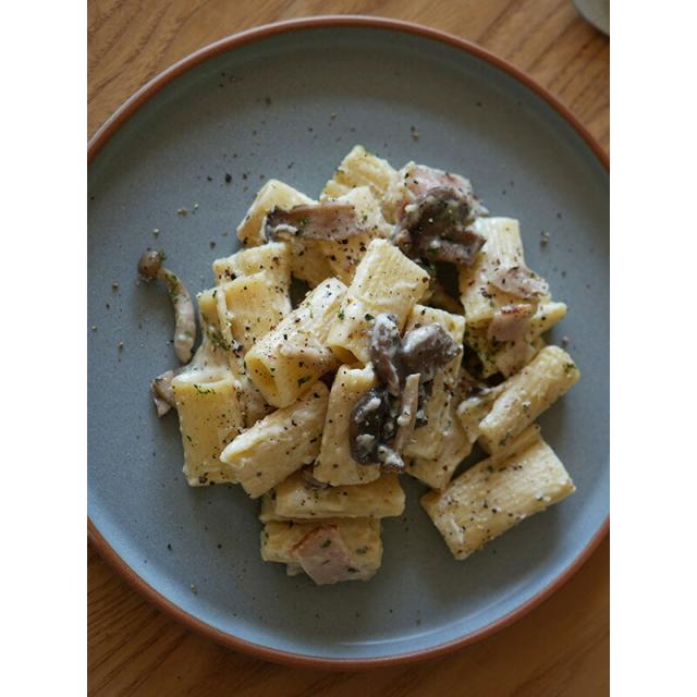 丸皿 皿 おしゃれ ミニ プレート お皿 Sサイズ 16cm マット ブラック ホワイト グレー 黒 白 ナチュラル アクシス AXCIS 陶器 日本製 器 取り皿 食器 お食い初め モダン シック ピュア フラットプレートM 耐熱 無地 食器 電子レンジ可 食洗機対応