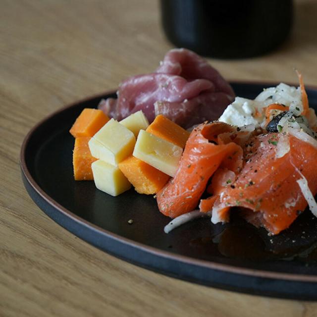 オーバル 丸皿 皿 おしゃれ プレート お皿 Mサイズ 24cm マット ブラック ホワイト グレー 黒 白 ナチュラル アクシス AXCIS 陶器 日本製 器 取り皿 食器 お食い初め モダン シック ピュア フラットプレートオーバル ケーキ 耐熱 無地 食器 電子レンジ可 食洗機対応