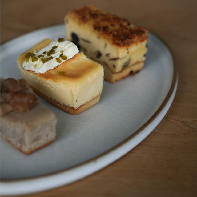 オーバル 丸皿 皿 おしゃれ プレート お皿 Mサイズ 24cm マット ブラック ホワイト グレー 黒 白 ナチュラル アクシス AXCIS 陶器 日本製 器 取り皿 食器 お食い初め モダン シック ピュア フラットプレートオーバル ケーキ 耐熱 無地 食器 電子レンジ可 食洗機対応