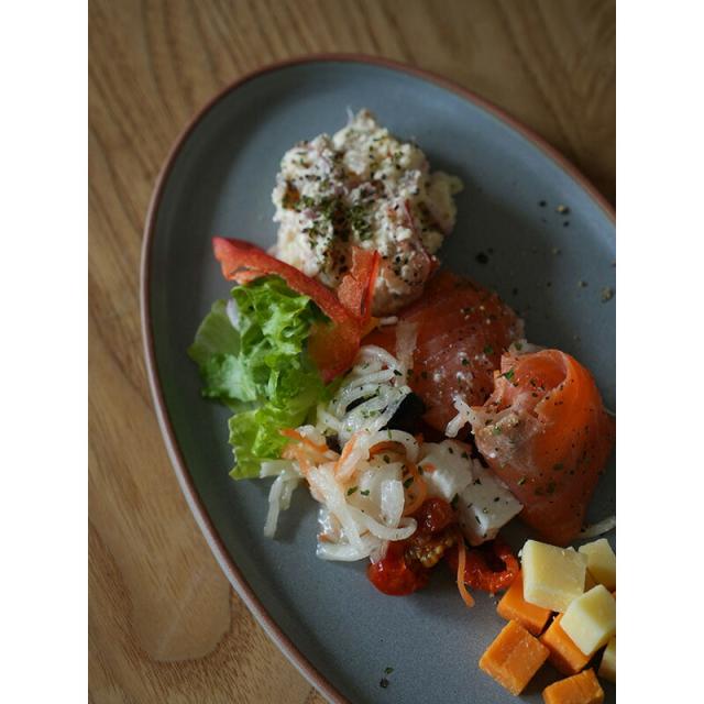 オーバル 丸皿 皿 おしゃれ プレート お皿 Mサイズ 24cm マット ブラック ホワイト グレー 黒 白 ナチュラル アクシス AXCIS 陶器 日本製 器 取り皿 食器 お食い初め モダン シック ピュア フラットプレートオーバル ケーキ 耐熱 無地 食器 電子レンジ可 食洗機対応