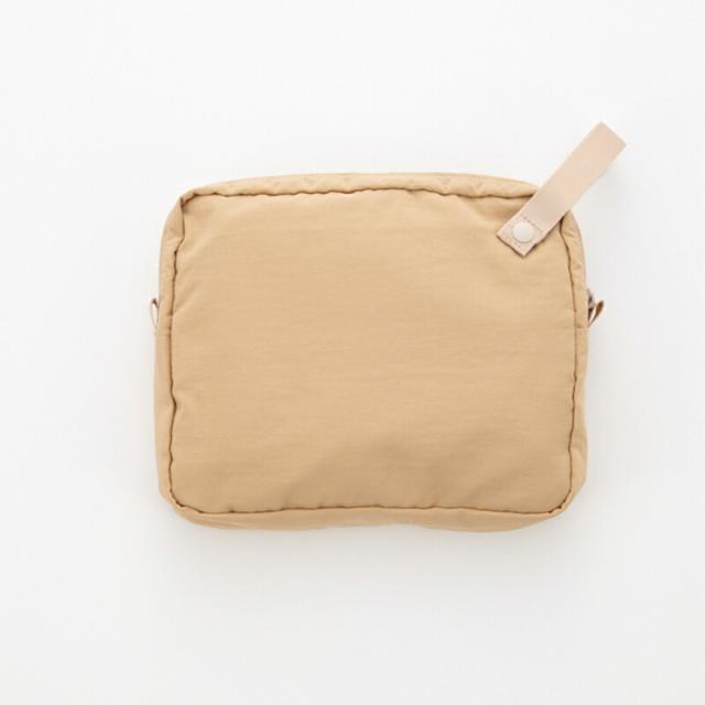 OCEAN＆GROUND オーシャンアンドグラウンド ストラップ付き 撥水 オムツポーチ クラッチポーチ トラベルポーチ インナーバッグ コスメポーチ マルチポーチ 小物入れ 仕切り ポケット付き 収納 パパ ママ ベビーカー取り付け 無地 おしゃれ くすみカラー 撥水加工 防水