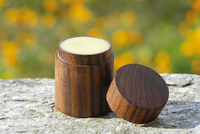 ナイアード　ビーワックス　クリーム　リップクリーム