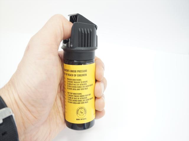 催涙スプレーエリミネーター2オンスフリップトップ噴射方法