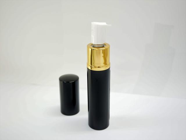 催涙スプレーホワイトウルフリップスティック型キャップを外したところ