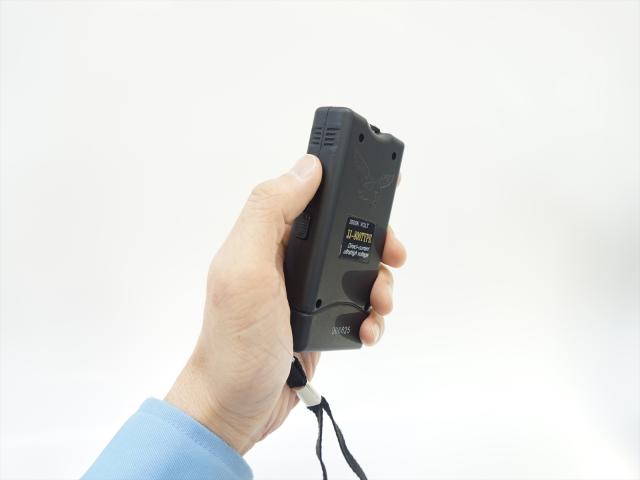 スタンガン タイタン180万ボルトスイッチオン