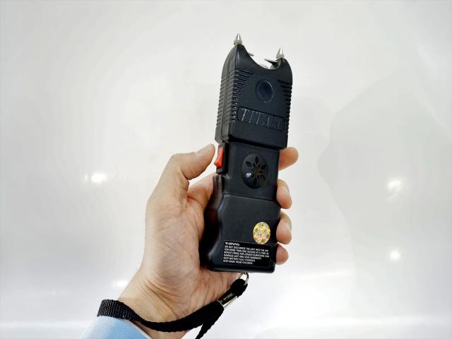 スタンガン タイタン250万ボルト放電スタンバイ