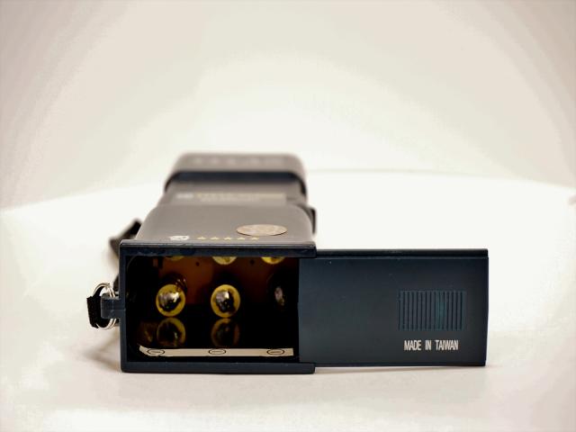 スタンガン タイタン65万ボルト電池挿入部