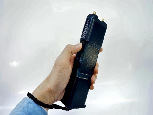 スタンガン タイタン65万ボルト放電