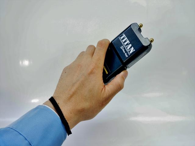 スタンガン タイタン65万ボルト放電