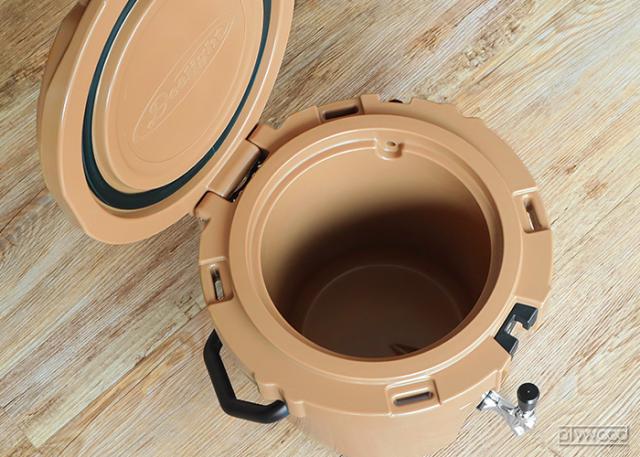 【12時迄のご注文は当日発送★送料無料】アイスバケット 2.5 gallon 9.34L Deelight Ice Bucket レバー式蛇口  [クーラーボックス ウォータージャグ 大型 大容量 保冷力 釣り おしゃれ レジャー アウトドア キャンプ 給水タンク お花見 海 部活 海 プール キャンプ用品 椅子]