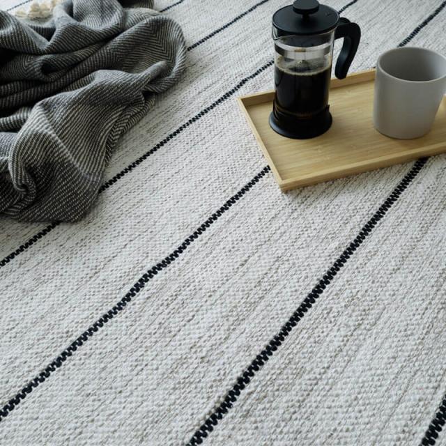 グラデーションストライプのおしゃれなラグ