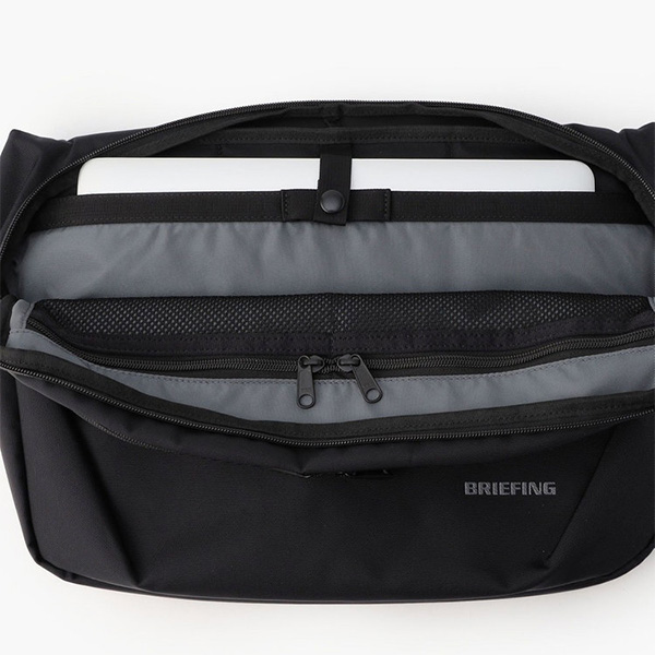 クッション材入りのPCスリーブ(14インチ程度まで対応)を装備。