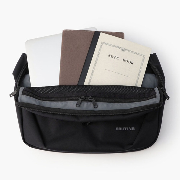 メイン収納はA4サイズも収納可能。ビジネスや通学用のバッグとしても活躍。