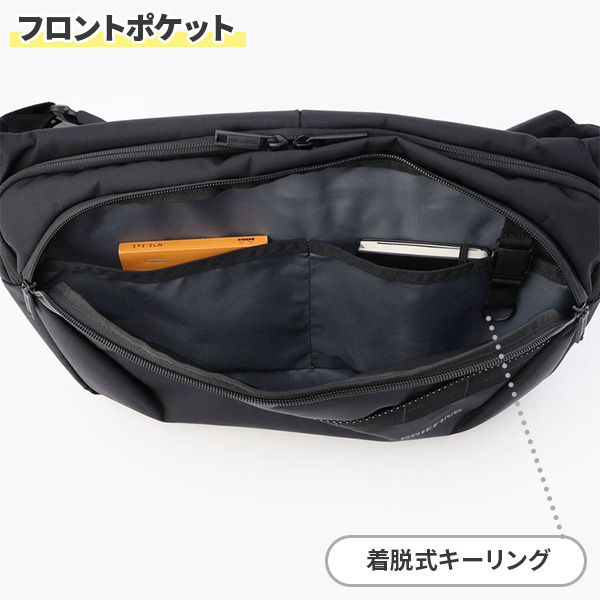 フロントポケットには着脱式のキーリングを搭載。小分けポケットがあり、すぐに取り出したいものをしまっておくのに最適。