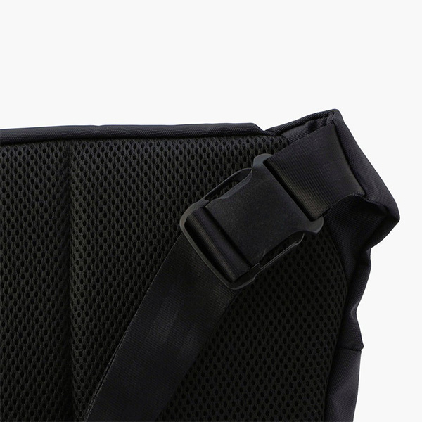 ショルダーベルトは片側にバックルがあり、分厚いアウター等を着ていてもバッグを着脱しやすい設計。