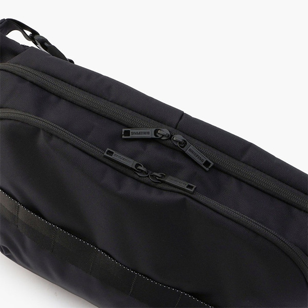 便利なダブルジッパー仕様。