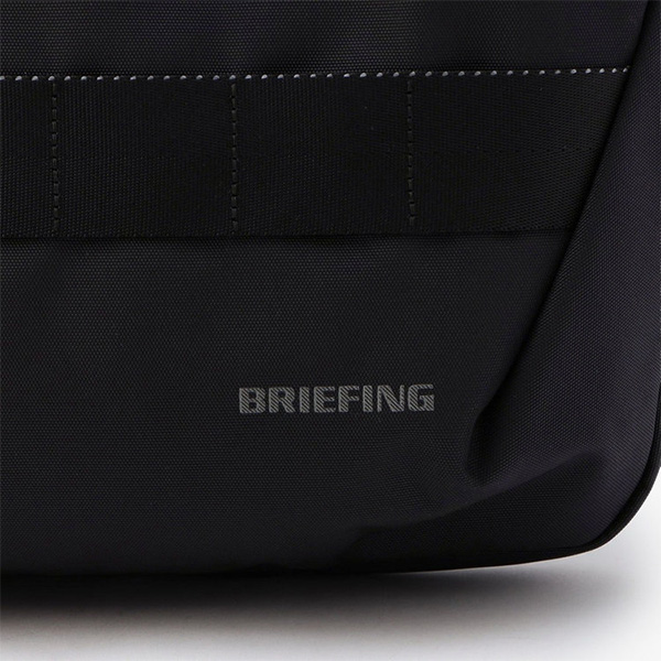 夜間時の移動に配慮し、フロントのBRIEFINGロゴとウェビングテープのステッチはリフレクター仕様に。