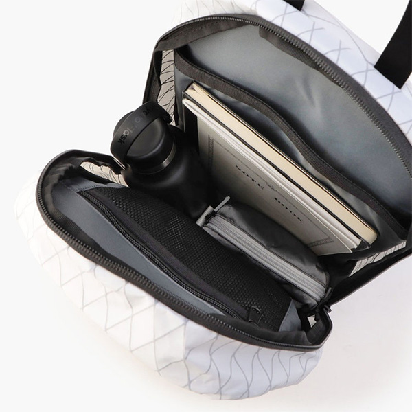 ドリンクやポーチなどのかさばるアイテムもしっかり収納できます。