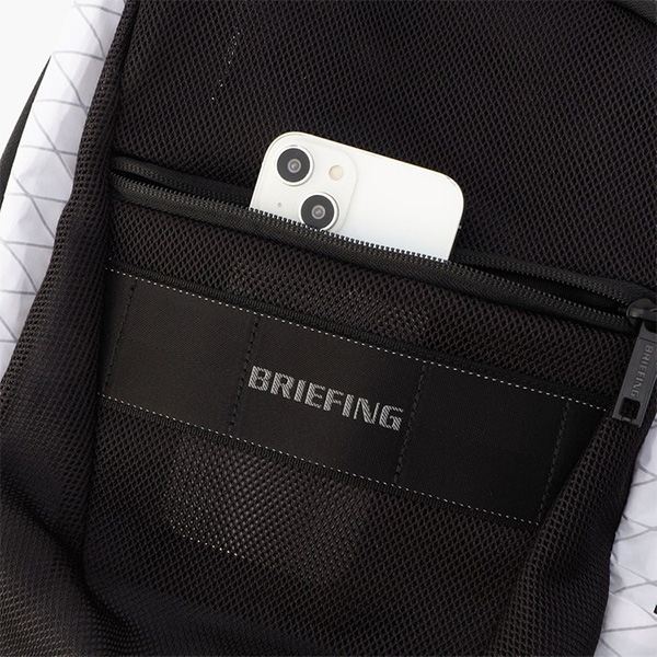 スマホやパスケースなどのすぐに取り出したいものに最適。