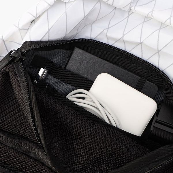 ガジェットや筆記用具など、用途別に仕分けられます。