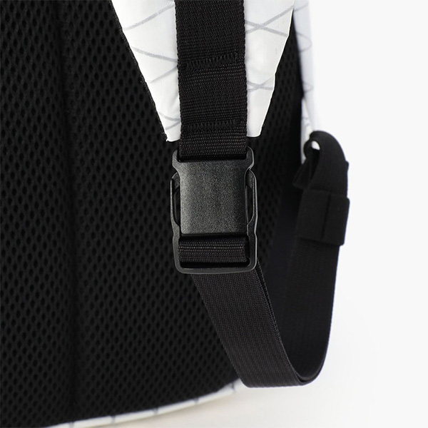 ショルダーベルトはバックル式で着脱ラクラク。