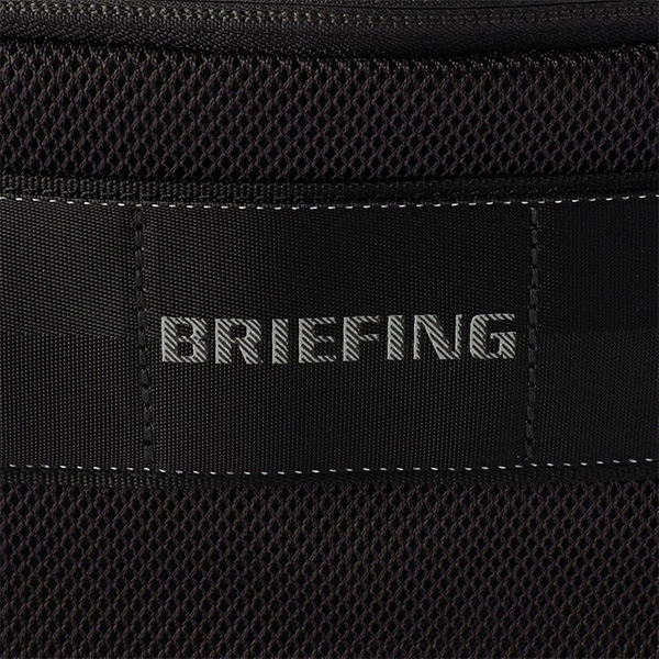 夜間時の移動に配慮し、フロントのBRIEFINGロゴとウェビングテープのステッチはリフレクターを採用。