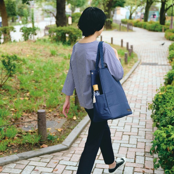 身軽に動きたい時はフレームを外してトートに