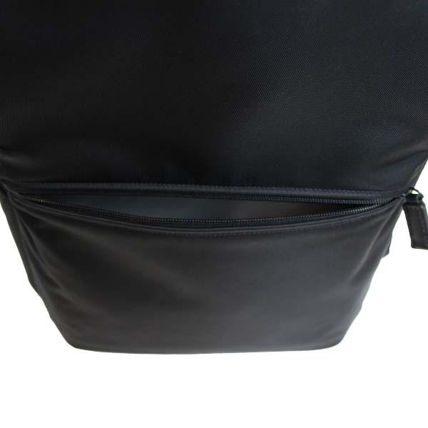 フロント下部ポケット