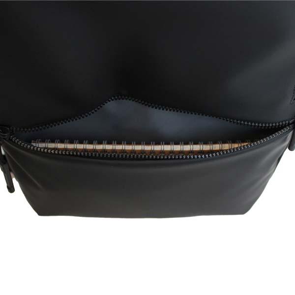 フロント下部ポケット