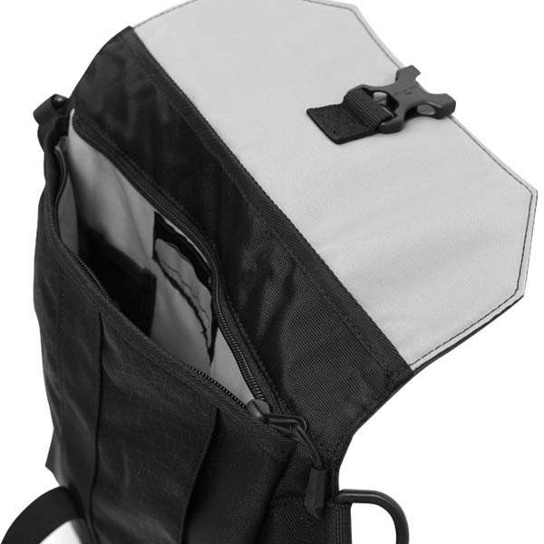 ファスナーポケット