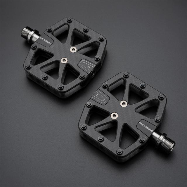 カーボンペダル