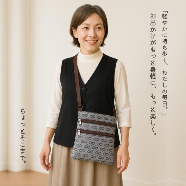 軽やかに持ち歩けるサルクショルダーを笑顔で使う女性のイメージ