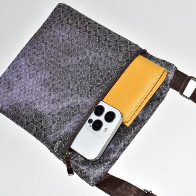 背面ポケットに長財布とスマホが収まる様子