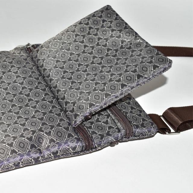 バッグ本体とフロントポケットの縫製・素材拡大