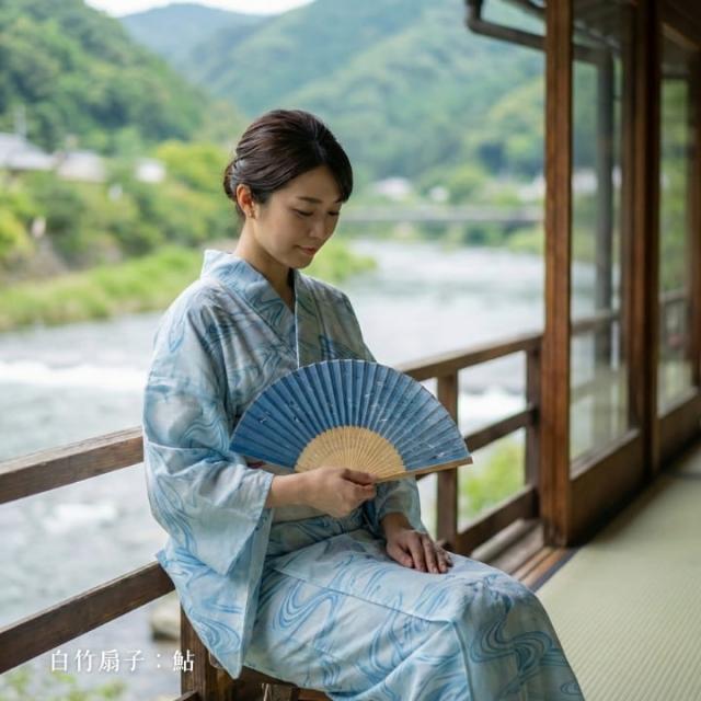 白竹扇子 鮎柄 清流の涼感デザイン 旅館や旅行に似合う和扇子 21cm RY2D97