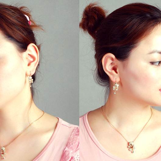 ピアス 1ペア(2個) スワロフスキー ウィニー・ザ・プーモチーフ ベア 熊 クマ くま K18ゴールド 18金 K18YG K18WG メール便OK モモダイヤ