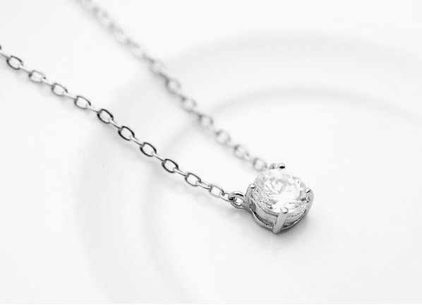 ネックレス  一粒 CZダイヤ(キュービックジルコニア) ダイヤ ペンダント レディース スキンジュエリー ジュエリー 女性用 ギフト 高品質 ファーストジュエリー スキンジュエリー誕生日 ネックレス ホワイトデー K18WG 18金 K18YG メール便OK モモダイヤ