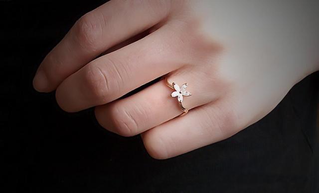 お花リング 指輪 水晶 天然石 K18ピンクゴールド仕上げ 18金 18K 花 フラワー スワロフスキー メール便OK モモダイヤ【送料無料】【半額以下】fs3gm【RCP】